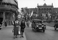 Németország, Berlin, Potsdamer Platz, háttérben a Potsdami pályaudvar., 1936, Vass Károly, horogkereszt, pályaudvar, automobil, rendszám, NSU-Fiat-márka, Fortepan #24777