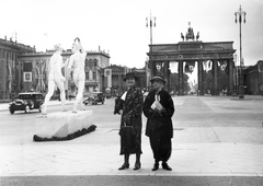 Németország, Berlin, Párizsi tér (Pariser Platz) a Brandenburgi-kapuval az 1936. évi nyári olimpiai játékok ideje alatt., 1936, Vass Károly, zászló, szobor, emlékmű, horogkereszt, neoklasszicizmus, meztelen alak, Carl Gotthard Langhans-terv, Fortepan #24784