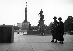 Germany, Berlin, Königsplatz (később Platz der Republik) a Bismarck emlékművel és a Siegessäule-val a Reichstag előtt., 1936, Vass Károly, monument, Heinrich Strack-design, Otto von Bismarck-portrayal, Fortepan #24785