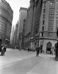 Amerikai Egyesült Államok, New York, Broadway, háttérben a Woolworth Building., 1928, Vass Károly, utcakép, felhőkarcoló, magasház, Cass Gilbert-terv, Fortepan #24795