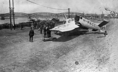 Magyarország, Budapest XXI., a Csepel sziget északi csúcsánál 1923-ban lezuhant sétarepülő hidroplán. A háttérben az Összekötő vasúti híd látható. A kép érdekessége, hogy együtt látszik az 1913-ban átadott új és a már forgalomból kivont, 1877-ben épült régi híd. A régi hidat csak 1924-ben bontották el., 1923, Weygand Tibor, közlekedés, vasút, híd, baleset, hidroplán, repülőgép, Junkers-márka, járműroncs, vasúti híd, Budapest, Junkers F-13, Fortepan #24830