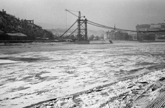 Magyarország, Budapest, az Erzsébet híd építése a Belgrád rakpartról a budai hídfő felé nézve., 1963, Tóth Károly dr, tél, Fortepan #24878