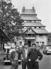 Magyarország, Mátraháza, SZOT üdülő (később Pagoda Pihenő Panzió)., 1964, Tóth Károly dr, zsebredugott kéz, csípőre tett kéz, Medgyaszay István-terv, Fortepan #24885