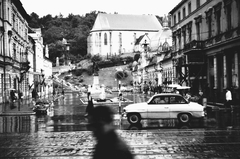 Magyarország, Miskolc, Erzsébet (Szabadság) tér, háttérben a református templom az Avas oldalában. Skoda Octavia személygépkocsi., 1966, Tóth Károly dr, utcabútor, szökőkút, szobor, emlékmű, tér, utcakép, életkép, Skoda-márka, esernyő, pad, talapzat, automobil, Skoda Octavia, eső, kupola, Kossuth Lajos-ábrázolás, eklektikus építészet, Kiss István-terv, Adler Károly-terv, Róna József-terv, Fortepan #24916