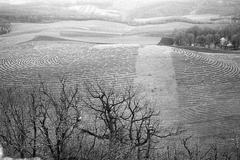 Hungary, kilátás a vulkáni csúcson álló Salgó várából észak felé, jobbra lent a Dornyay Turistaház (korábban Salgó menedékház)., 1968, Tóth Károly dr, Fortepan #24931