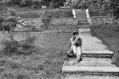 Hungary, Szentendre, Ady Endre út, Szentendrei Parkmúzeum (szoborpark). Balra fenn, a háttérben Andrássy Kurta János Pörgettyűző fiú című szobrának egy változata., 1968, Tóth Károly dr, stairs, sculpture park, nude figure, sitting on stairs, covering the mouth, Fortepan #24946