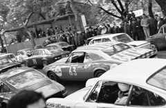 Hungary, People's Park, Budapest X., Budapest Nagydíj, túraautó EB futam. Előtérben jobbra a Porsche 911 versenyautóban a futamgyőztes Toine Hezemans., 1969, Tóth Károly dr, Gerrman brand, car race, Chevrolet-brand, automobile, Porsche-brand, Budapest, Fortepan #24971