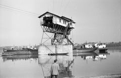 Magyarország, Esztergom, szénrakodó a Dunán, a Dorogi Szénbányák szállító és elosztó részlege., 1960, N. Kósa Judit, paróka, vaslépcső, Fortepan #250009