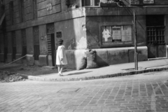 Magyarország, Budapest XI., Lágymányosi utca, balra szemben a Bercsényi utca Karinthy Frigyes út felé vezető szakasza., 1960, N. Kósa Judit, Budapest, zsák, hirdető tábla, utcanévtábla, Fortepan #250017