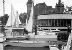 Magyarország, Városliget,Budapesti Nemzetközi Vásár, Budapest XIV., a Magyar Hajó- és Darugyár pavilonja a tavon. Háttérben a Vajdahunyad vára., 1963, N. Kósa Judit, Budapest, Fortepan #250018