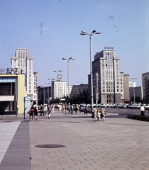 Németország, Berlin, Kelet-Berlin, a Karl-Marx-Allee a Strausberger platz felé nézve. A kép bal szélén a Mokka-Milch-Eisbar, szemben balra a Haus des Kindes, jobbra a Haus Berlin., 1970, Fortepan/Album061, NDK, Kelet-Berlin, színes, Fortepan #250043