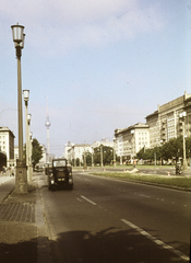 Németország, Berlin, Kelet-Berlin, Karl-Marx-Allee a Strasse der Pariser Kommune és a Koppenstrasse között, a Strausberger Platz felé nézve., 1970, Fortepan/Album061, NDK, Kelet-Berlin, színes, Fortepan #250045