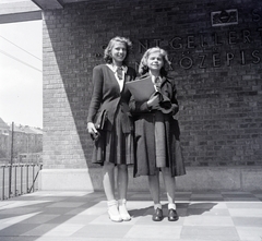 Hungary, Budapest XI., Kőrösy József utca 3. (ekkor Mező utca 1.), a felvétel a székesfővárosi Szent Gellért Kereskedelmi Leányközépiskola bejáratánál készült. Az iskolaépületben később a Fényes Elek Közgazdasági Szakközépiskola működött., 1943, Fortepan/Album061, Budapest, crest, girls, Girls' school, Fortepan #250065