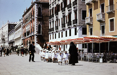 Olaszország, Velence, Riva degli Schiavoni a Rio del Vin torkolatánál., 1963, Pozsgay Eszter, napernyő, színes, óvoda, apáca, Fortepan #250074