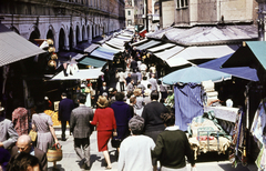 Olaszország, Velence, Ruga dei Oresi a Rialto híd felől nézve, 1963, Pozsgay Eszter, színes, napellenző, szalmakalap, piac, Fortepan #250075