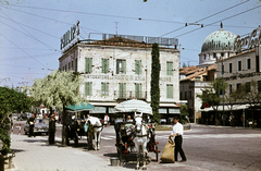 Olaszország, Velence, Lido, Riviera Santa Maria Elisabetta. Jobbra a háttérben a Fogadalmi templom (Tempio Votivo / Chiesa di Santa Maria Immacolata) kupolája., 1963, Pozsgay Eszter, lovaskocsi, napernyő, színes, reklám, abrakostarisznya, Coca-Cola, Philips-márka, Fortepan #250077