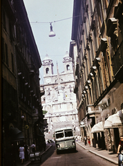 Olaszország, Róma, Via Condotti, szemben a Piazza di Spagna, a Spanyol-lépcső és egy egyiptomi obeliszk, mögötte a Trinitá dei Monti templom., 1963, Pozsgay Eszter, autóbusz, színes, Fortepan #250078