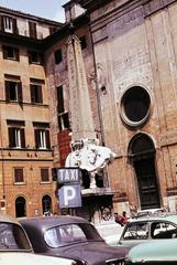 Olaszország, Róma, Piazza della Minerva. Elöl a Minerva obeliszk (obelisco della Minerva), mögötte a Minerva feletti Mária-templom (Santa Maria sopra Minerva)., 1963, Pozsgay Eszter, szobor, taxiállomás, színes, oszlop, Fortepan #250079