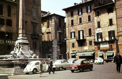 Olaszország, Róma, Piazza della Rotonda, balra a Fontana del Pantheon., 1963, Pozsgay Eszter, szobor, utcakép, színes, Fiat-márka, oszlop, Volkswagen Bogár, Fortepan #250081