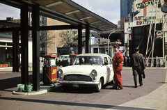 Belgium, Bruxelles, benzinkút a Boulevard Baudouin és az Avenue de l'Héliport sarok közelében., 1964, Pozsgay Eszter, colorful, working clothes, gas station, number plate, Best of, Fortepan #250087