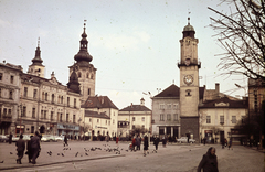 Slovakia, Banská Bystrica, Szlovák Nemzeti Felkelés (Slovenského národného povstania) tér (IV. Béla király tér), jobbra az Óratorony. Balra a Námestie Štefana Moyzesa (Mátyás tér)-en a Barbakán., 1964, Pozsgay Eszter, Fortepan #250112