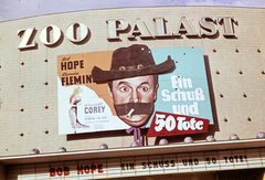 Németország, Berlin, Nyugat-Berlin, Hardenbergstrasse, a Zoo Palast mozi homlokzata a "Fedőneve: Jesse James" című film kézzel festett plakátjával., 1959, Pozsgay Eszter, reklám, színes, plakát, hirdető tábla, moziműsor, Best of, mozi, Fortepan #250116