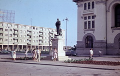 Románia, Konstanca, Piața Ovidiu, jobbra a Történeti és Régészeti Múzeum (Muzeul de Istorie Națională și Arheologie), előtte Ovidius szobra., 1963, Pozsgay Eszter, Fortepan #250118