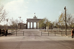 Németország, Berlin, Kelet-Berlin, a Brandenburgi kapu a Pariser Platz felől nézve., 1963, Pozsgay Eszter, NDK, színes, Fortepan #250129