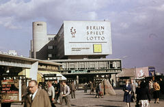 Németország, Berlin, Nyugat-Berlin, balra a Zoo-Palast mozi, szemben a Bikini-Haus (bevásárlóközpont)., 1959, Pozsgay Eszter, sátor, színes, német szöveg, reklám, lottó, Fortepan #250130