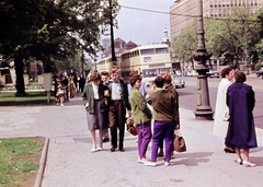 Németország, Berlin, Nyugat-Berlin, Hardenbergstrasse a Bahnhof Zoo és a Fasanenstrasse között, háttérben a manzárdtetős épület a toronnyal a Staatliche Hochschule für Bildende Künste (Állami Képzőművészeti Főiskola) főépülete., 1959, Pozsgay Eszter, Volkswagen Bogár, színes, Fortepan #250131