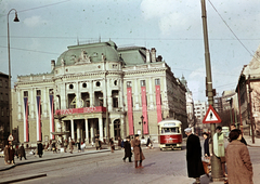 Szlovákia, Pozsony, Hviezdoslavovo námestie, Nemzeti Színház, előtte a Ganümédesz-kút., 1960, Pozsgay Eszter, színház, színes, Fortepan #250133