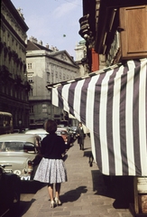 Ausztria, Bécs, Teinfaltstraße a Schreyvogelgasse és a Schottengasse között, szemben a Schottenstift kolostorépülete és a Schottenkirche részlete látszik., 1962, Pozsgay Eszter, csíkos ruha, színes, Fortepan #250139