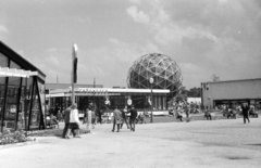 Magyarország, Városliget,Budapesti Nemzetközi Vásár, Budapest XIV., a belföldi idegenforgalom pavilonja. A Gömbkilátó szerkezete 1967. óta Balatonbogláron áll., 1963, Rácz Vekerdi Gyuláné, nemzetközi vásár, Budapest, geometria, Fortepan #250185