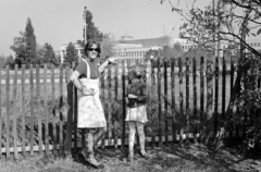 Magyarország, Budapest XVIII., a felvétel a Lugos utca egyik házának kertjében készült. Háttérben a Ferihegyi (később Liszt Ferenc) repülőtér., 1960, Rácz Vekerdi Gyuláné, Budapest, léckerítés, Fortepan #250189