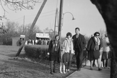 Magyarország, Széchenyihegy, Budapest XII., a Hegyhát út a Gyermekvasút (Úttörővasút) végállomásánál., 1965, Rácz Vekerdi Gyuláné, Budapest, zsebredugott kéz, céllövölde, Fortepan #250193