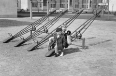 Magyarország, Budapest XVIII., Lakatos úti lakótelep, játszótér az Építő utca és a Dolgozó út között., 1965, Rácz Vekerdi Gyuláné, libikóka, Budapest, lakótelep, gyerekek, poroló, pingvin, kockás ruha, játék állat, Fortepan #250194