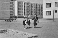 Magyarország, Budapest XVIII., Lakatos úti lakótelep, játszótér az Építő utca és a Dolgozó út között., 1968, Rácz Vekerdi Gyuláné, Budapest, Fortepan #250195