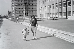 Magyarország, Budapest XVIII., Lakatos úti lakótelep, jobbra a Lakatos úti (később Eötvös Loránd) Általános Iskola., 1963, Rácz Vekerdi Gyuláné, Budapest, séta, Fortepan #250200