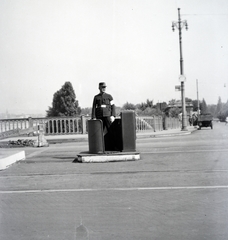 Magyarország, Budapest, Margit híd, jobbra szemben a szigeti lejáró., 1935, Rácz Vekerdi Gyuláné, rendőr, karszalag, Fortepan #250212