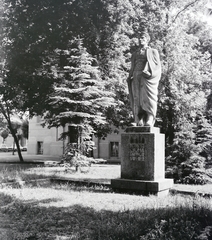 Romania,Transylvania, Târgu Mureș, Vársétány (Bulevardul Cetății), Kőrösi Csoma Sándor-szobor (Dabóczi Mihály, 1943.)., 1978, Sóti Ákos, Kőrösi Csoma Sándor-portrayal, Fortepan #250213