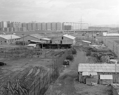 Hungary, Újpalota, Budapest XV., előtérben a Villamosenergiaipari Kutató Intézet (VEIKI) telephelye, háttérben a Páskom park panelházai., 1978, Vimola Károly, blocks, Budapest, Fortepan #250244