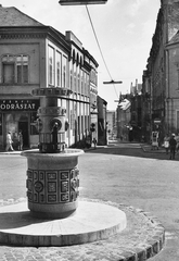 Magyarország, Pécs, Jókai tér, szemben a Jókai utca, Zsolnay centenáriumi emlékkút., 1971, Tóth Károly dr, Fortepan #25025