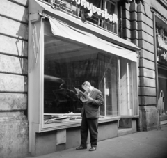 Magyarország, Budapest V., a felvétel a Kossuth Lajos utca 18. szám alatti Egyetemi Könyvesbolt előtt készült., 1965, Vimola Károly, Budapest, Best of, kirakat, könyvesbolt, olvasás, napellenző, újság, szemetes, férfi, Fortepan #250258