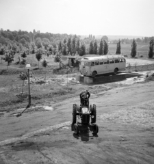 Magyarország, Gödöllő, traktorvezetési gyakorlat az Agrártudo­mányi Főiskola tangazdaságában., 1963, Vimola Károly, Ikarus 30, Fortepan #250259