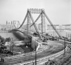 Hungary, Budapest I.,Budapest V., az épülő Erzsébet híd a budai lehajtótól nézve, a Duna túlpartján a pesti hídfőnél a Belvárosi templom látható., 1964, Vimola Károly, bridge building, Budapest, Fortepan #250262