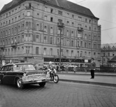 Magyarország, Budapest II., a Margit híd budai hídfője, szemben a Margit körút (Mártírok útja) 1. számú ház látszik., 1971, Vimola Károly, GAZ-márka, rendszám, GAZ 13 Csajka, motoros rendőr, Budapest, Fortepan #250265