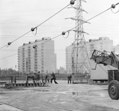 Magyarország, Újpalota, Budapest XV., a Villamosenergiaipari Kutató Intézet (VEIKI) telephelye, háttérben a Neptun utca melletti panelházak., 1977, Vimola Károly, Villamosenergiaipari Kutató Intézet, panelház, távvezeték, Budapest, Fortepan #250266