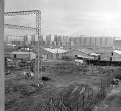 Magyarország, Újpalota, Budapest XV., előtérben a Villamosenergiaipari Kutató Intézet (VEIKI) telephelye, háttérben a Páskom park panelházai., 1977, Vimola Károly, Villamosenergiaipari Kutató Intézet, panelház, lakótelep, Budapest, Fortepan #250270