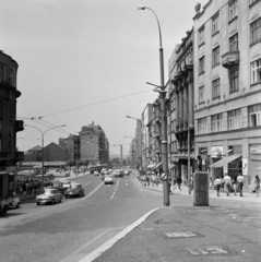 Szerbia, Belgrád, Zeleni Venac, Brankova ulica. A távolban az el nem kötelezett nemzetek 1961-es belgrádi első konferenciájának emlékére állított obeliszk látható a Branko híd hídfőjénél., 1973, Vimola Károly, Citroen-márka, utcakép, Fortepan #250304