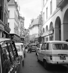 Franciaország, Nevers, Rue Francois Mitterrand (Rue des Marchands), háttérben a Szent Péter-templom (Église Saint-Pierre)., 1973, Vimola Károly, Renault-márka, Renault 4, Fortepan #250316